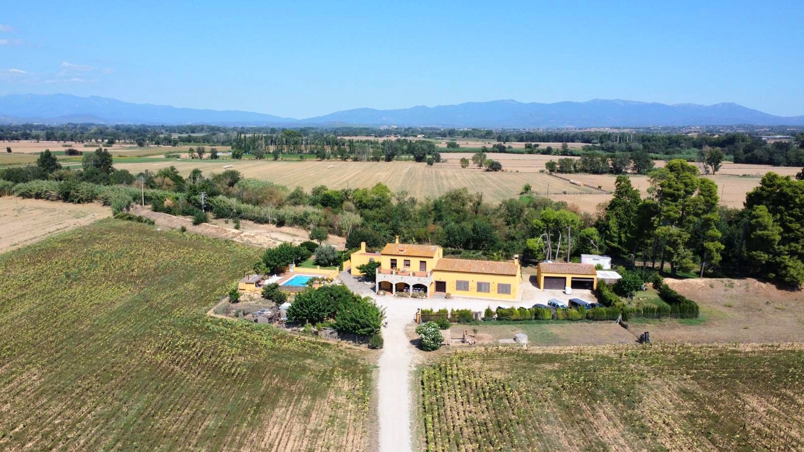 La casa completa y el paisaje que la rodea
