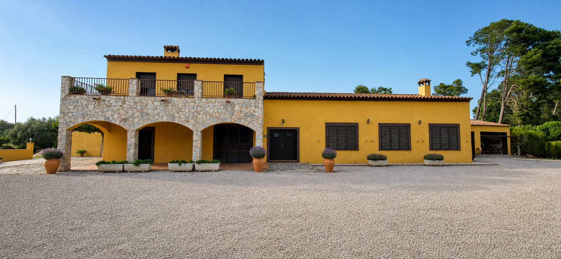 Entrada principal de Mas les Cabretes con sus arcos de piedra