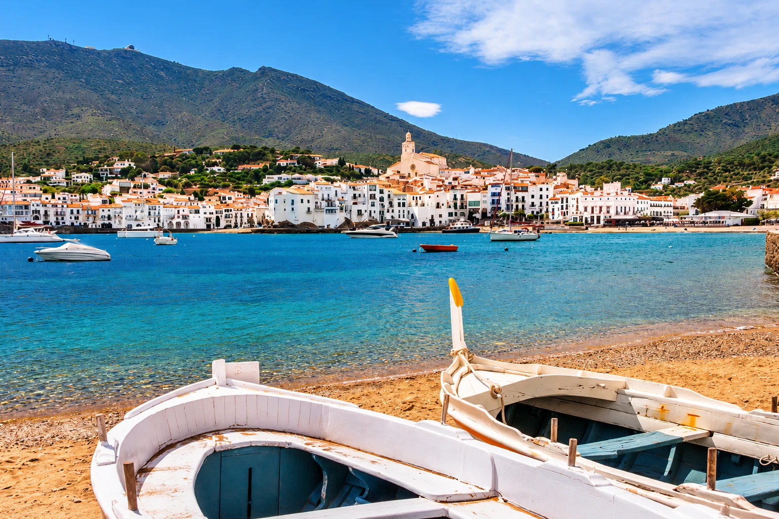Bahía de Cadaqués con barcas y la iglesia de Santa Maria