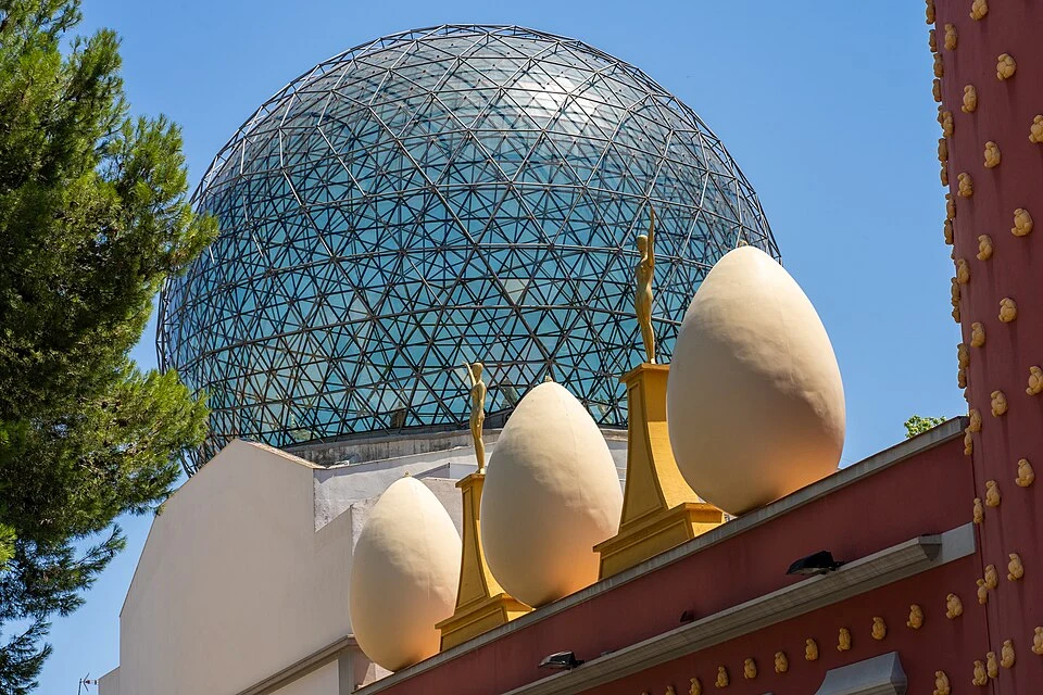 Cúpula y huevos del Teatre-Museu Dalí de Figueres