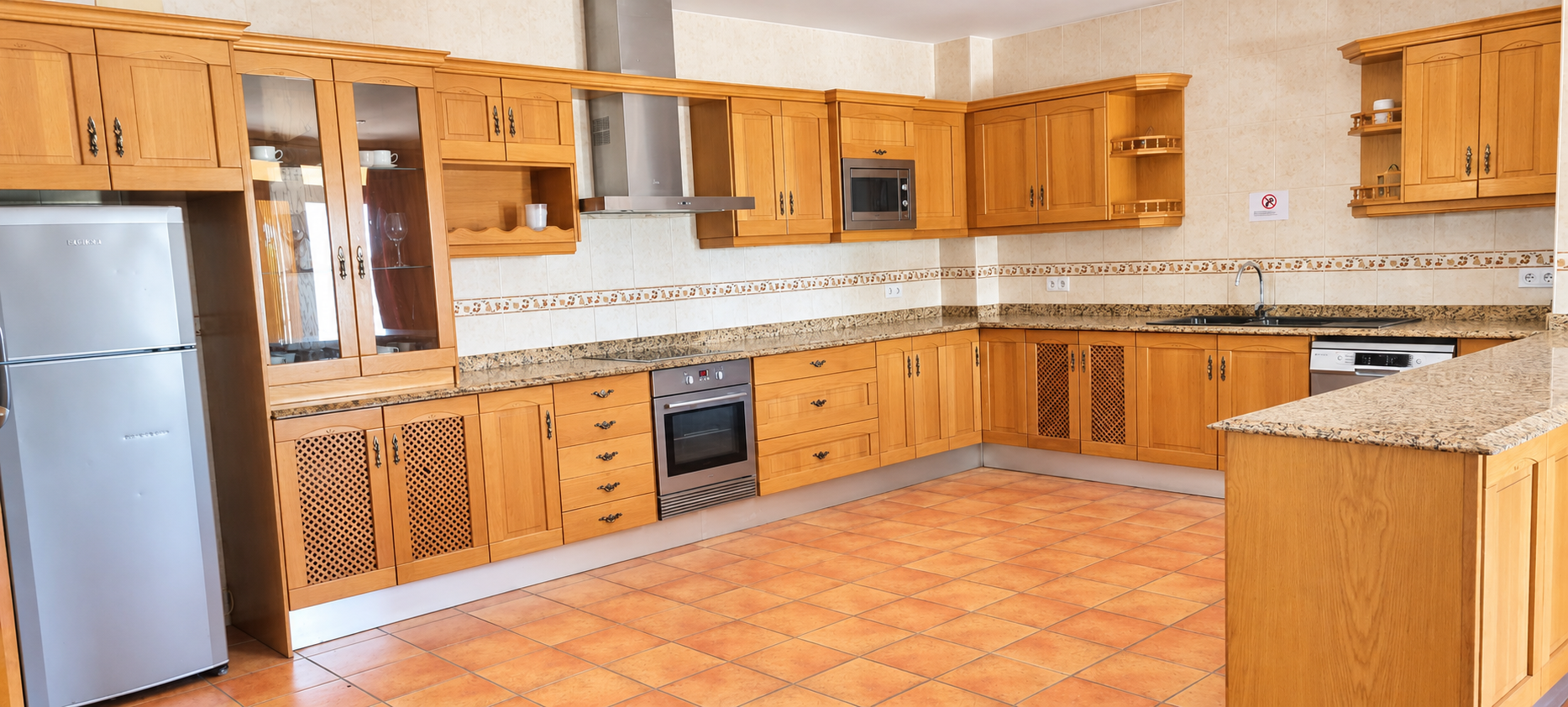 Amplia cocina de Mas les Cabretes con encimera y muebles de madera
