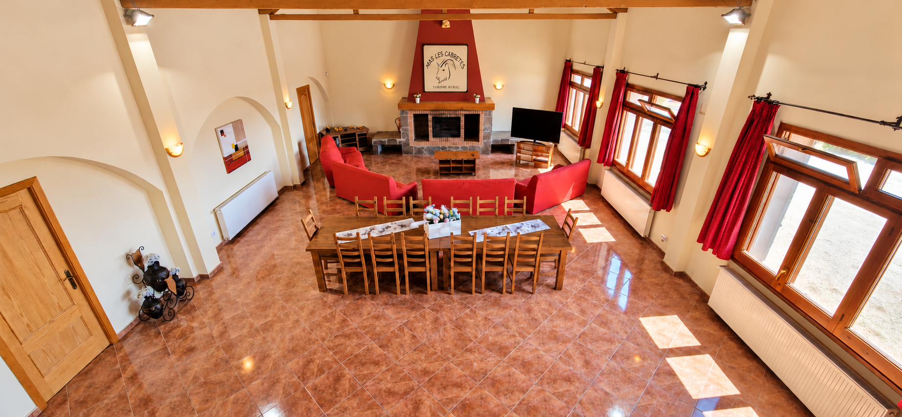 Vista panorámica del gran comedor y salón de Mas les Cabretes