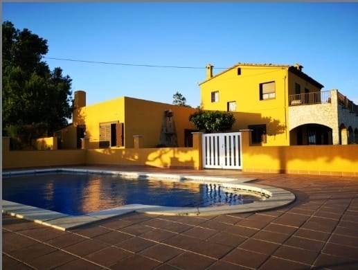 La piscina y la fachada de la casa