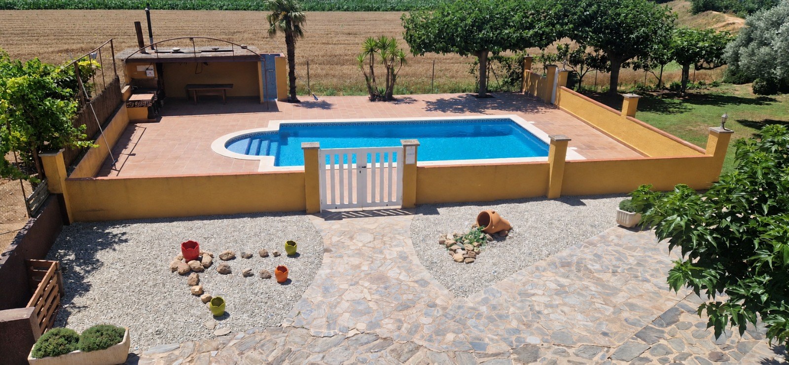 Vista completa de la piscina privada y su jardín