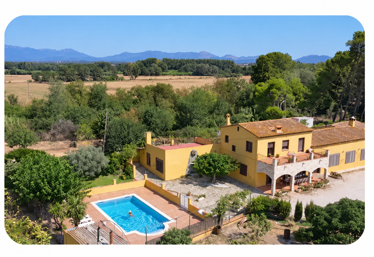 Vista aérea de la casa con una persona disfrutando de la piscina